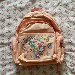 MEZZO PIANO SÖT RYGGSÄCK / VÄSKA - Supersöt rosa ryggsäck från Mezzo Piano. Från Japan! Jättebra skick och bra med utrymme. 