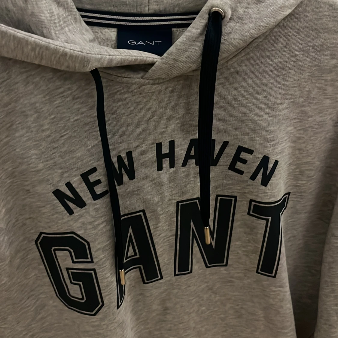 Grå hoodie från GANT med tryck - 1