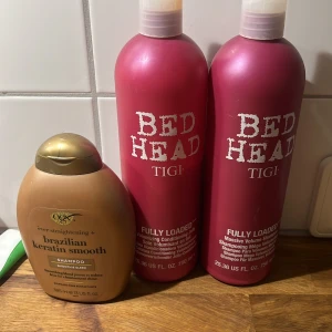 Schampo balsam  - Två stora rosa flaskor med Bed Head TIGI Fully Loaded schampo och balsam för volym, samt en brun flaska OGX Brazilian Keratin Smooth schampo som ger slätare och glansigare hår. Perfekt för dig som vill ha fylligt och frizzfritt hår. Alla tre är nästan fulla har bara testat