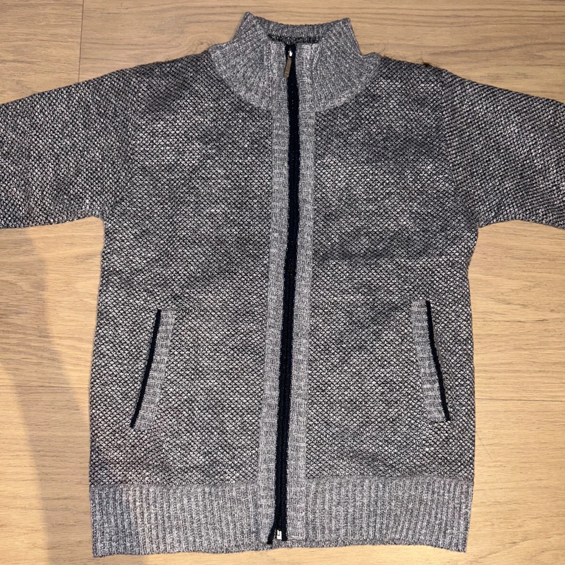 Grå stickad kofta/cardigan med dragkedja - 3