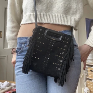 Svart väska med stenar från maje - Säljer min svarta väska från Maje i mini storlek. I bra skick!💕nypris cirka 3500. Man får med ett långt svart axelband samt guldkedjan i bilden. (lånad första bild)
