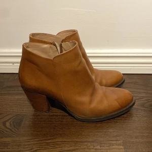 Fina klackskor  - Säljer dessa vintage klackskor på grund av att de inte riktigt är min stil, dessutom kan jag inte gå i   klackskor ☺️De är använda men varit väl omhändertagna 