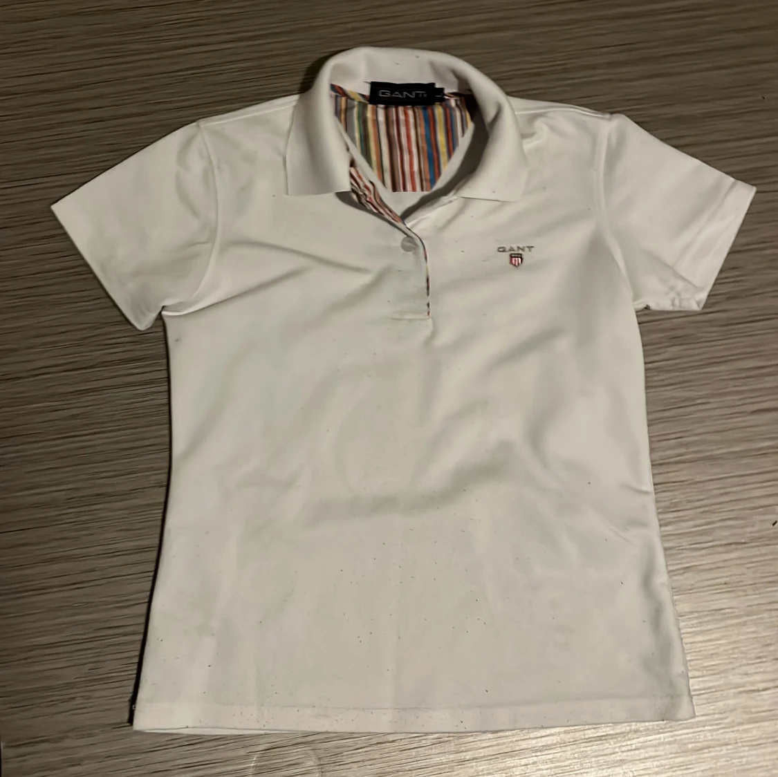 Vit piké från Gant med ränder vid nack kragen 