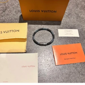 Lv armband - Säljer dessa riktigt feta armband. Allt på bilderna ingår! Hör av er vid funderingar!