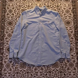 Ralph Lauren skjorta - Snygg ljusblå skjorta från Ralph Lauren i toppenskick! Skjortan är i storlek 20 men den sitter som small. Hör av dig om du har några funderingar!