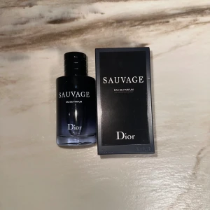 Dior Sauvage Eau de Parfum 100ml - Dior Sauvage Eau de Parfum, 100 ml. En ikonisk doft i snygg flaska, perfekt för dig som vill sticka ut. Ingredienser: Alcohol, Parfum (Fragrance), Aqua (Water), Limonene, Linalool, Ethylhexyl Methoxycinnamate, Butyl Methoxydibenzoylmethane, Ethylhexyl Salicylate, Citronellol, Coumarin, Geraniol, Citral, BHT.
