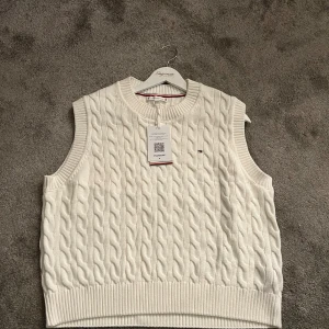 Stickad kabelstickad väst Tommy Hilfiger - Helt sprillans ny (oanvänd) och skön material. Säljer pga butik gick i konkurs och vi försöker sälja så mycket som möjligt.  Original pris 1499kr/styck.  Vi säljer en för 1100kr och två för 2000kr.  Den vita är XL och den Blå är L men passar som M.  Priset kan diskuteras vid snabba affärer.