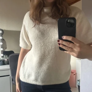 Vit stickad kortärmad  - Supermysig vit stickad tröja från Gina Tricot med korta ärmar och rund hals. Aldrig använd, endast testad!!❣️ Kan skickad snabbt! Den är i storlek 170 men sitter som en S.