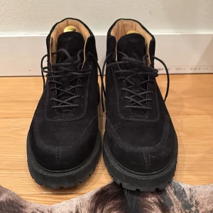 C-qp Sabulo black skor - Säljer ett par c-qp skor i mocka med rejäl sula och snörning. Skorna har en stilren design med beige läderfoder och är tillverkade i Portugal. Perfekta för dig som vill ha en robust och snygg sko till höst och vinter. Nypris 530€. Hör av vid minsta fundering