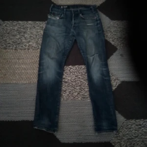 Holmer jeans  - Dom sitter för små. Jeansen är I taperd slim fit ä storlek 29 32. Kommer inte skriva måten så fråga inte det räcker om nk vet eran jeans storlek.