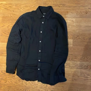 Mörkblå linneskjorta från paris  - Snyggaste linneskjortan från paris motsvarighet av NK. Skjortan går inte att köpa online utan bara i varuhuset och är i 100% linne. Inga defekter utan sparsamt använd ett handfull gånger. Passar utmärkt på den mellan 175-183