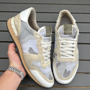 Valentino rockrunner vit 44 - Sjuukt snygga rockrunners! Riktigt snygga!Väldigt varma, sköna, snygga och hållbara! Perfekta vinterskor! Size 44! Skick 9/10! Vad ingår? Valentino dustbag! Nypris ca 7200kr! Självklart äkta! Över 500 nöjda kunder! Hör av dig vid minsta fundering 🤩