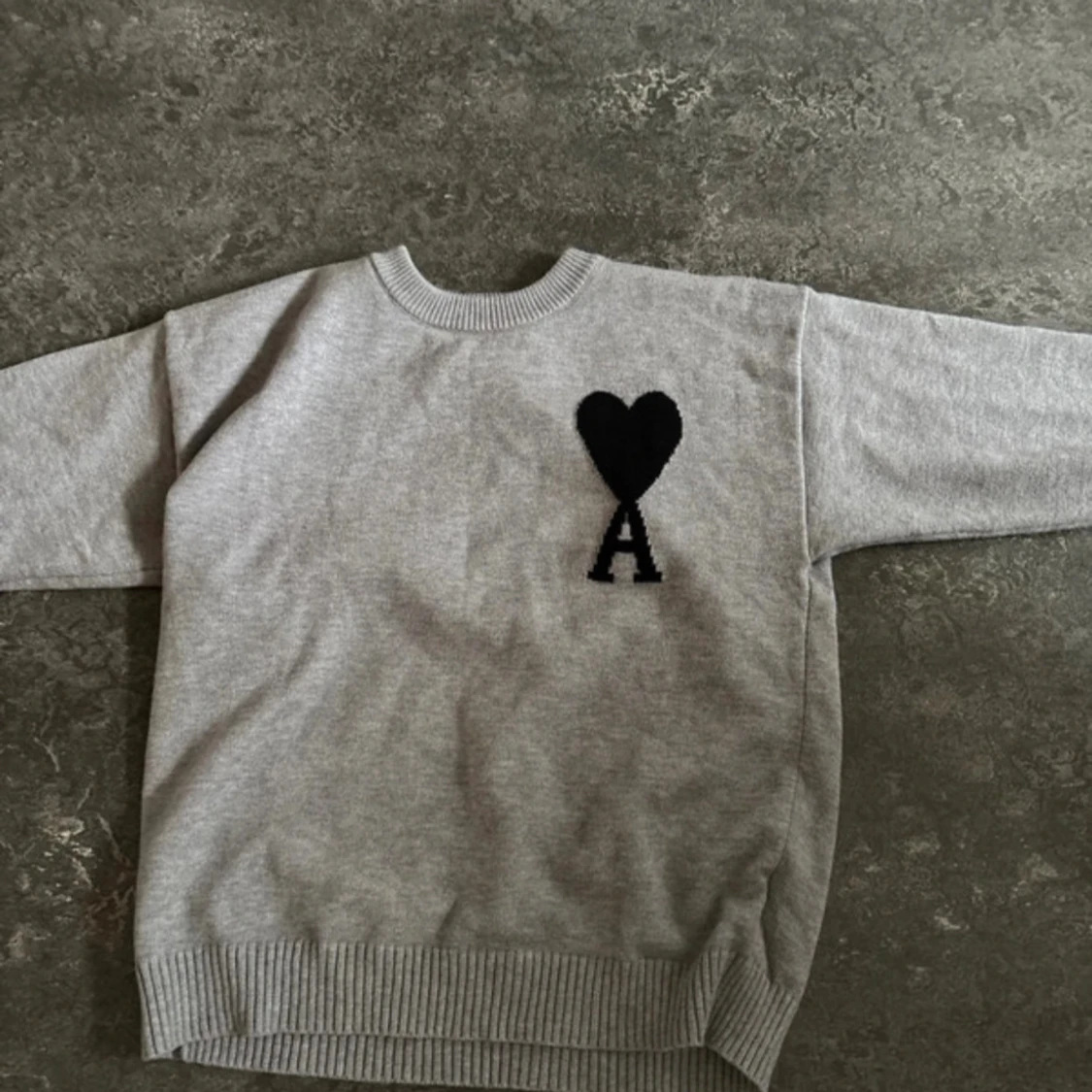Grå stickad tröja från Ami Paris
