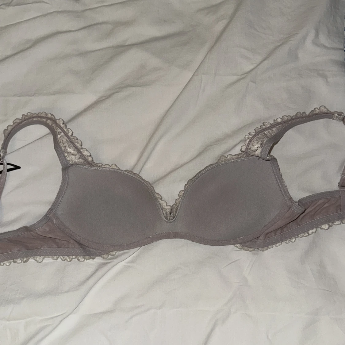Grå spets-bh med broderade detaljer - 1