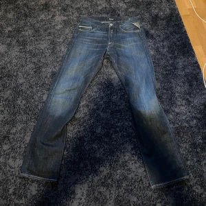 Blå Replay jeans straight fit - Ett par replay jeans i blå färg. jeansens model är waitom, dom är straight fited W31 L32. Ett par perfekta jeans för dig som gillar en mer avslappnad stil men ändå klassisk. Har du några funderingar är det bara att skicka i dm.