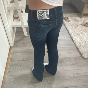 Mörkblå bootcut jeans från Cheap Monday - Snygga mörkblå jeans från Cheap Monday med bootcut passform och låg midja. Obs jag har klippt jeansen lite längst ner men de ser ut som vanligt! Midja tvärs över: 31cm Innerbenslängd: 73 cm Ytterbenslängd: 93 cm 