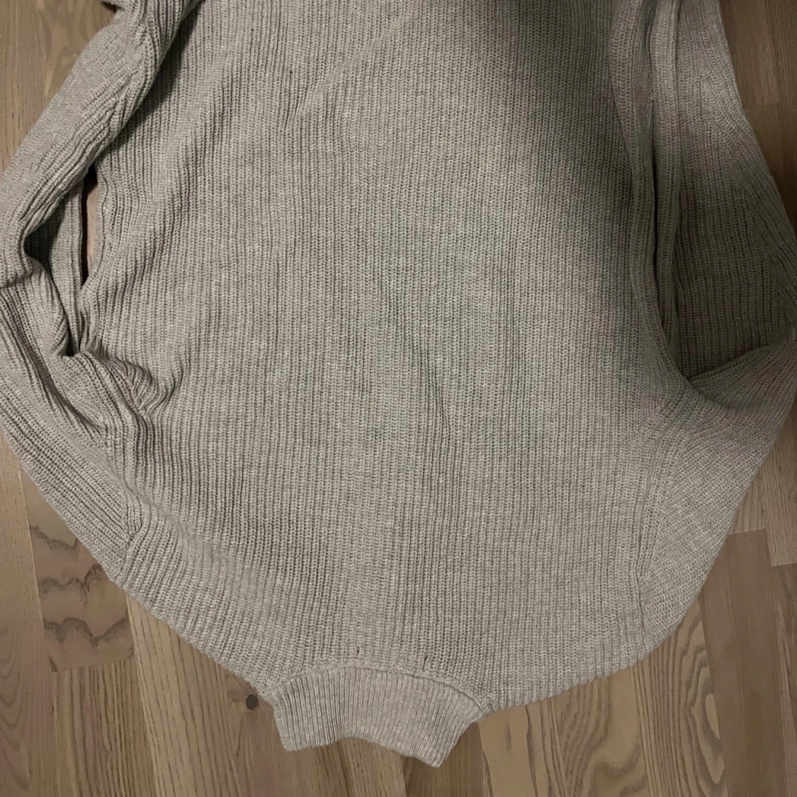 Grå ribbad stickad tröja med zip - 1