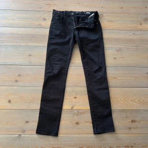 Svarta Replay Anbass jeans - Replay klassiker🇮🇹 - Svarta anbass jeans i strl 31/34. Sitter bra och ger en bra look - perfekt tillskott till garderoben✅Har haft hål som är igen sydda men påverkar inte snyggheten. 🧼 Har några fläckar (se bild) därav priset - endast 299kr!💸 Fri frakt just nu!📦