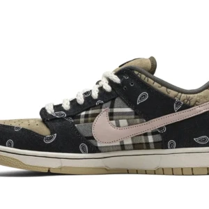 Travis Scott Dunk Low- Top sneakers  - Säljer nu mina använda Travis scott Dunk Low sneakers för ett rimligt pris. Skorna har jag tagit på mig ett par gånger. Endast seriösa köpare! Storlek : 42. Inget kvitto finns kvar! Pris kan diskuteras såklart pågrund av detta! Vill man ha bilder så DMA