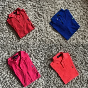 4 Ralph Lauren Pikéer - Säljer 4 stycken Ralph Lauren pikéer som ett paket nu alla för 500kr. Alla är i fint skick, storlekar är 2 st i storlek S och 2 i XS. Alla fyra finns även uppe enskilda på min sida för 150kr styck, läs för mer information om varje tröja. Bara att skriva över frågor och funderingar 