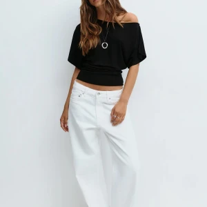 Svart offshoulder topp Soft Touch - Säljer en jätte snygg topp med lite tajtare i midjan. Den är helt ny och aldrig använt och prislappen är kvar.