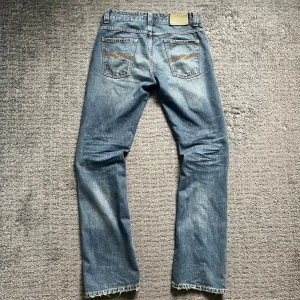 Nudie jeans bootcut ola - Sjukt snygga bootcut ola jeans från nudie jeans. Riktigt bekväma och har fina slutningar både fram och bak. Storlek 31/34. Skriv för frågor eller fler bilder!