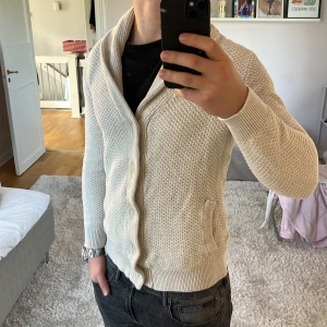 Stickad Cardigan   - Cardigan från Mango| Mycket bra skick | Size - S | Pris 449 | Hör av dig vid minsta fråga eller fundering📩