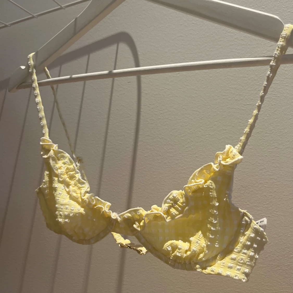 Gul rutig bikiniöverdel med volang - 2