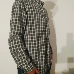 Ralph Lauren skjorta  - Jättebra skick. Jätteskön att ha på sig och är väldigt fin. Kolla profilen för mer Ralph Lauren kläder och följ gärna detta konto.