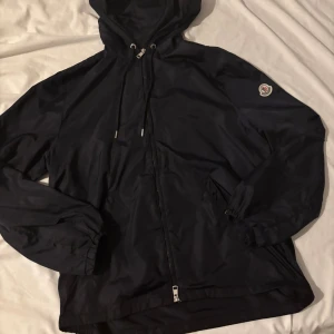 Moncler - Har inte använt så mycket storlek M passar S. Har inget kvitto. Priser kan diskuteras, vid snabb affär!!