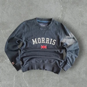 Svart sweatshirt från Morris - Snygg svart Morris sweatshirt, modellen är 183. Hör av dig vid minsta fundering🤗