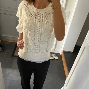 Vit stickad topp - Vit stickad volangtröja från Vila i storlek M, passar även S. Fint skick. Använd gärna köp nu!