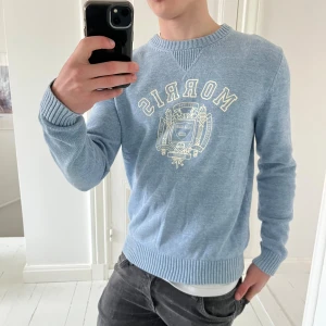 Morris tröja ljusblå - Morris tröja / sweatshirt ljusblå. Sjukt najs passform! Inga defekter!! Som ny, modellen är 180 cm 75 kg och bär L ☺️