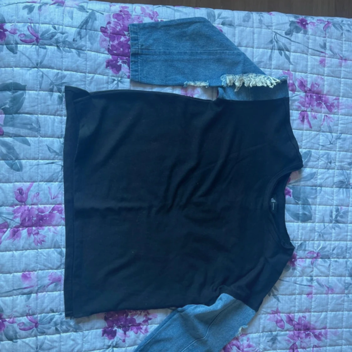 Svart tröja med jeansärmar