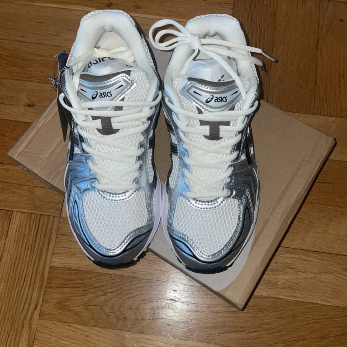 ASICS sneakers i silver och vitt - 1