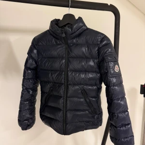 Mörkblå dunjacka från Moncler - Moncler jacka dam/barn storlek 152 funkar som xs/xxs