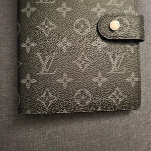 Agenda Monogram i storlek MM - Agenda med adressbok, kortfickor och 6 hål för i sättning av egen planner.