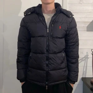 Ralph Lauren puffer jacket - Mycket fint skick utan defekter. Storlek M, normal i storleken, modellen på bilden är 182 cm. Kom gärna med prisförslag eller andra frågor!