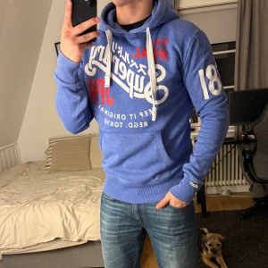 Superdry hoodie  - Säljer nu denna eftertraktade superdry hoodien. Skick 8/10. Sjukt snygg och passar perfekt nu till hösten! Priset är ej hugget i sten!