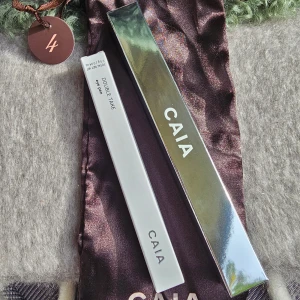 CAIA Double Take Eye Pen From AM + E28 Mega Blend Brush - Double Take Eye Pen From AM + E28 Mega Blend Brush  Krämig ögonpenna + stor blend-borste. Perfekt för vardagssmink.  Ord. pris: 520 kr