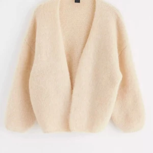 Lindex stickad cardigan  - Supermjuk och skön beige cardigan från Lindex som passar bra till allt. Skriv gärna för frågor eller för fler bilder osv💕