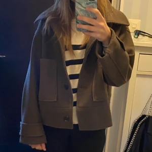 Brun kappa - Säljer en jättesnygg brun kappa från Kappahl. Så fin till hösten och vintern och är som ny!☺️