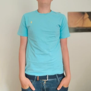 Ralph Lauren T-shirt  - Jättebra skick. Äkta. Och till ett billigt pris. Kolla profilen för mer Ralph Lauren kläder och följ gärna detta konto