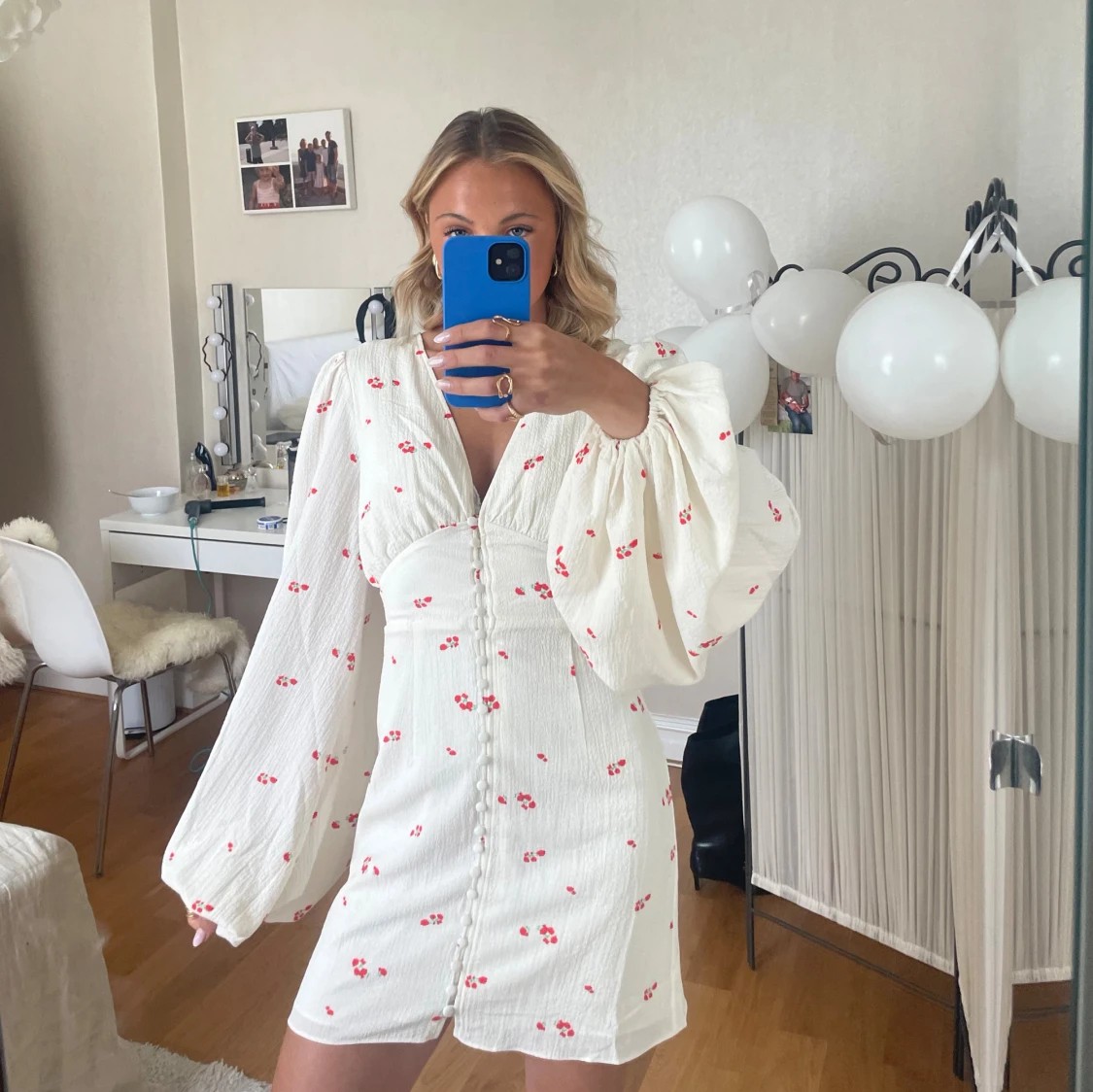 Vit kortklänning med blommigt mönster