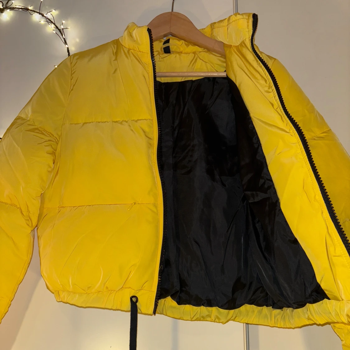 Gul pufferjacka från H&M, strl 34 - 2