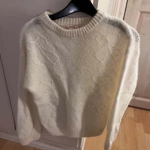 Vit stickad tröja från Gina Tricot - Jättefin mysig kabelstickad tröja från Gina tricot🩷