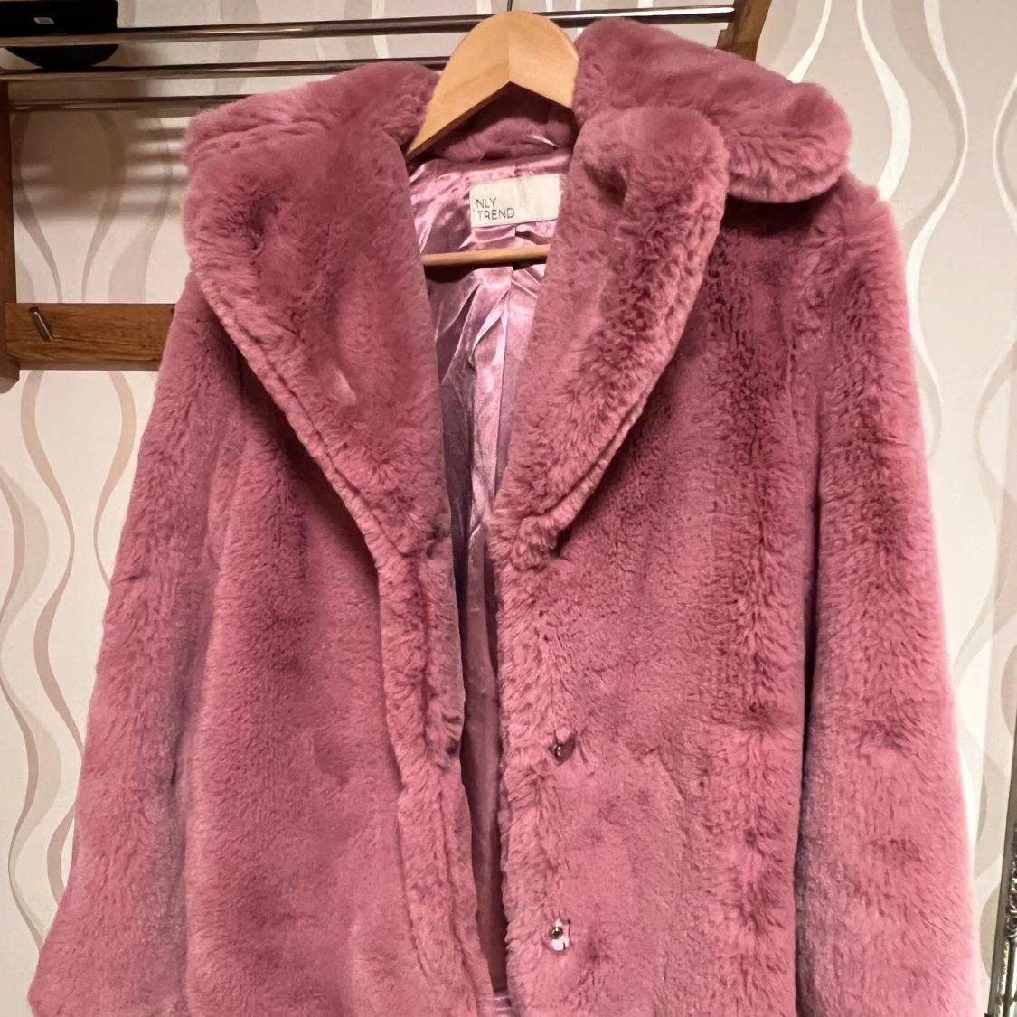 Rosa pälsjacka från NLY Trend - 1