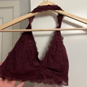 Vinröd spetsbralette Gilly Hicks XS - Supersöt vinröd bralette från Gilly Hicks by Hollister i storlek XS. Gjord i mjuk spets med blommigt mönster och fina kanter. Djup v-ringning och bred spetskant nedtill. 