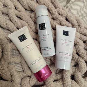 Rituals Sakura hand balm & body cream - Säljer Rituals The Ritual of Sakura recovery hand balm med rosa lock och magic touch body cream i vit tub. Båda har doft av ris och körsbärsblom. Perfekt för mjuka händer och kropp, med lyxig känsla och fräsch doft.