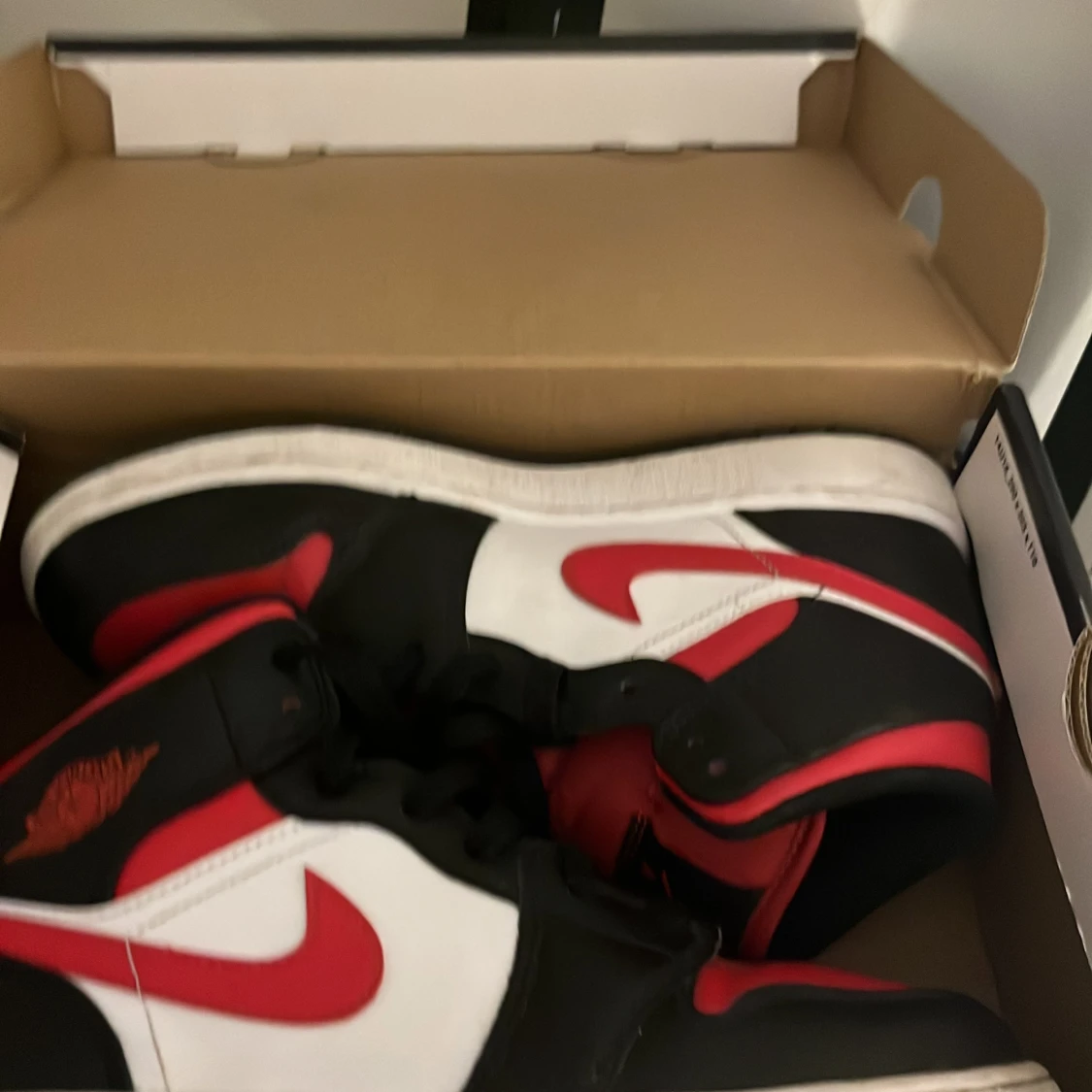 Nike Air Jordan 1 Mid Svart/Röd/Vit - 4